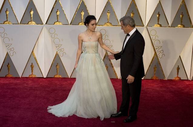 US actor and director Mel Gibson (R) and his girlfriend Rosalind Ross pose at the red carpet during the 89th Academy Awards at the Dolby Theater in Hollywood, California, United States, 26 February 2017. 89TH CINEMA ACADEMY AWARDS IN HOLLYWOOD !ACHTUNG: NUR REDAKTIONELLE NUTZUNG!  Copyright: xARMANDOxARORIZOx HWD001 20170227-636237707912079295