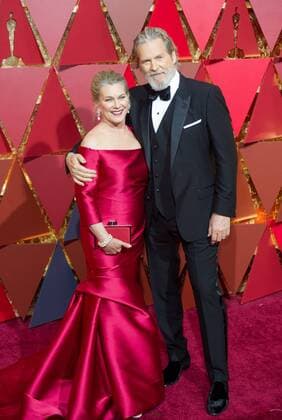 (170227) -- LOS ANGELES, Feb. 26, 2017 -- Nominee for Best Supporting Actor Hell or High Water Jeff Bridges(R) arrives for the red carpet of the 89th Academy Awards at the Dolby Theater in Los Angeles, the United States, on Feb. 26, 2017. )(gj) U.S.-LOS ANGELES-OSCAR-RED CARPET YangxLei 