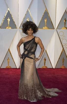 February 26, 2017 - Hollywood, CALIFORNIA, UNITED STATES OF AMERICA - Halle Berry arrives to the red carpet during the 89th academy awards at the Dolby Theater on Sunday February 26 2017 in Hollywood, California.ARMANDO ARORIZO. Hollywood UNITED STATES OF AMERICA - ZUMAa60_ 20170226_zaf_a60_006 Copyright: xArmandoxArorizox