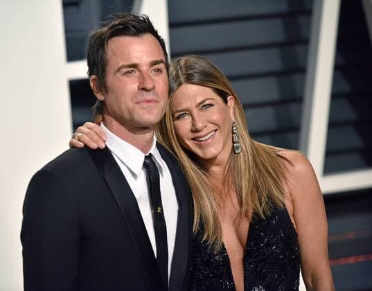 Jennifer Aniston and Justin Theroux (L) attend the Vanity Fair Oscar Party at the Wallis Annenberg Center for the Performing Arts in Beverly Hills, California on February 26, 2017.  LAP201702262012 CHRISTINExCHEW