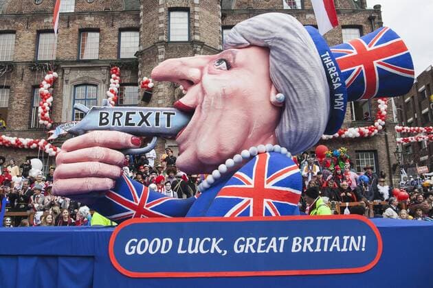 Bilder des Tages Rosenmontag, Shrove Monday, Düsseldorf, Germany Düsseldorf, Deutschland. 27 February 2017. Float with a Theresa May figure shooting herself in the mouth over Brexit. Carnival parade on Shrove Monday (Rosenmontag) in Düsseldorf, North Rhine-Westphalia, Germany.