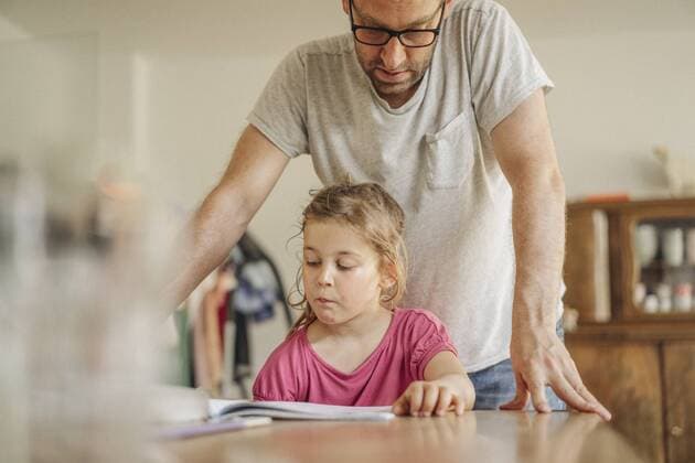 IMAGO Creative: NGO, Ausbildung für Kinder Father checking homework of his daughter model released Symbolfoto property released  JOSF00481