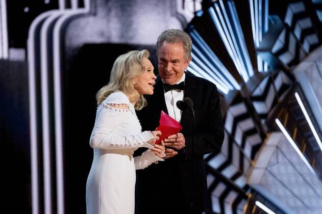 Feb 26, 2017 - Hollywood, California, U.S. - Presenters Faye Dunaway and WARREN BEATTY onstage during The 89th Oscars at the Dolby Theatre in Hollywood, CA on Sunday, February 26, 2017. Hollywood U.S. - ZUMAz03_ 20170226_sho_z03_775 Copyright: xPhilxMcCarten.x