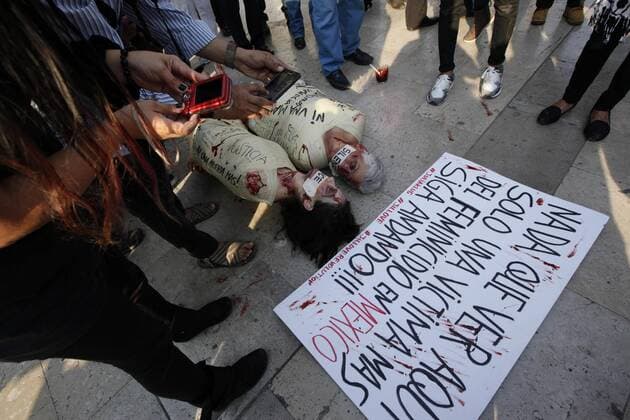 Mexico City: Protest gegen Gewalt gegen Frauen Spanish activist Jil Love protests against gender violence in front of the Beaux Arts Palace in Mexico City, Mexico, 27 February 2017. With a sign reading Nothing to see here, just one more victim of the feminicide in Mexico. Keep walking the activists remained tied with tape and painted with fake wounds on their bodies. SPANISH JIL LOVE PROTESTS FOR FEMINICIDES IN MEXICO !ACHTUNG: NUR REDAKTIONELLE NUTZUNG!  Copyright: xJorgexNúnezx MEX002 20170228-636238483286587190