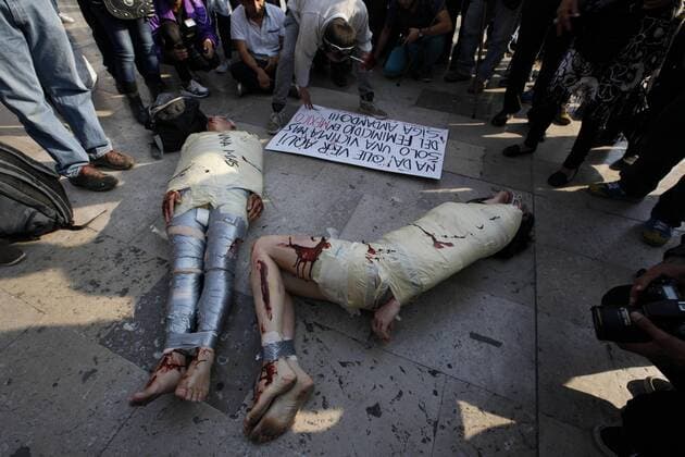 Bilder des Tages Mexico City: Protest gegen Gewalt gegen Frauen Spanish activist Jil Love protests against gender violence in front of the Beaux Arts Palace in Mexico City, Mexico, 27 February 2017. With a sign reading Nothing to see here, just one more victim of the feminicide in Mexico. Keep walking the activists remained tied with tape and painted with fake wounds on their bodies. SPANISH JIL LOVE PROTESTS FOR FEMINICIDES IN MEXICO !ACHTUNG: NUR REDAKTIONELLE NUTZUNG!  Copyright: xJorgexNúnezx MEX002 20170228-636238483318880846