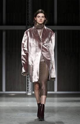 A model presents a creation of Chinese designer brand RICOSTRU during Milan Fashion Week Fall Winter 2017 2018 in Milan, Italy on Feb. 27, 2017. ) ITALY-MILAN-FASHION WEEK-RICOSTRU JinxYu 