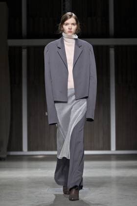 A model presents a creation of Chinese designer brand RICOSTRU during Milan Fashion Week Fall Winter 2017 2018 in Milan, Italy on Feb. 27, 2017. ) ITALY-MILAN-FASHION WEEK-RICOSTRU JinxYu 