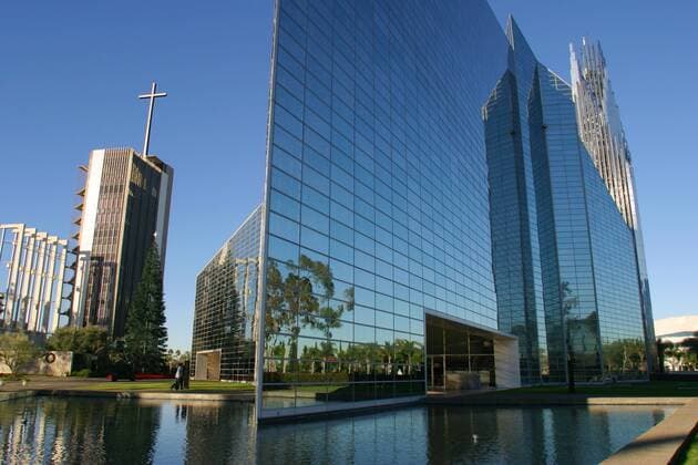 Architektur von Philip Johnson Oct 19, 2010 - Garden Grove, California, U.S. - The Crystal Cathedral Megachurch in Southern California has filed for bankruptcy. The church, which is the birthplace of the televangelist show Hour of Power, is more than $43 million dollars in debt. According to sources, the Crystal Cathedral megachurch owes $7.5 million to various vendors, who supplied the church with things like advertising and live animals, on top of its $37 million dollar mortgage. FILE: Dec 18, 2004 - Garden Grove - A nine hour standoff at the Los Angeles landmark Crystal Cathedral ended with the death of musical conductor Johnnie Carl, 57, who took his own life in a church office. Carl was a prominent composer of sacred music, writing more than 3,500 arrangements and 200 hyms. The Crystal Cathedral Ministries, famous for its Hour of power as seen on television with Dr Schuller, has been operating for almost 50 y - ZUMAr19_ 20041218_rua_r19_006 Copyright: xRuaridhxStewartx