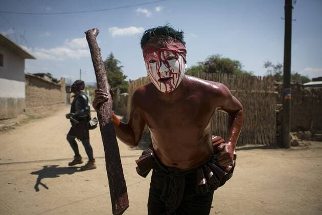 IMAGO Cultures of the world, Zapotec Kultur in Mexiko Zapotec Indians, residents of the community of San Martin Tilcajete, in the state of Oaxaca, Mexico, celebrate on 28 February 2017, their ancestral carnival roaming the streets and making noise to attract the attention of the inhabitants. The devils painted as they are called, carry artifacts simulating weapons and congregate in the main square where they dance for the whole night. Young people and adults participate in the traditional feast before Ash Wednesday. EFE Mario Arturo Martínez CARNIVAL IN MEXICO BEFORE THE WEDNESDAY OF ASH !ACHTUNG: NUR REDAKTIONELLE NUTZUNG!  Copyright: xMarioxArturoxMartínezx MEX30 20170301-636239379573470634