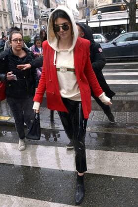 215961 Degun Starface 2017-03-01 Paris France Kendall Jenner à la sortie du restaurant L avenue . Jenner, Kendall  Copyright: xDegunx xStarfacex STAR_215961_006