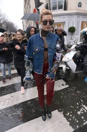 215962 Degun Starface 2017-03-01 Paris France Kendall Jenner et Hayley Baldwin quittent les boutiques Dior et hermes de l avenue Montaigne. Baldwin, Hailey  Copyright: xDegunx xStarfacex STAR_215962_004