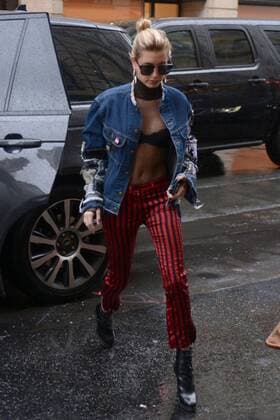 215962 Degun Starface 2017-03-01 Paris France Kendall Jenner et Hayley Baldwin quittent les boutiques Dior et hermes de l avenue Montaigne. Baldwin, Hailey  Copyright: xDegunx xStarfacex STAR_215962_010