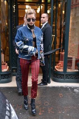 215962 Degun Starface 2017-03-01 Paris France Kendall Jenner et Hayley Baldwin quittent les boutiques Dior et hermes de l avenue Montaigne. Baldwin, Hailey  Copyright: xDegunx xStarfacex STAR_215962_019