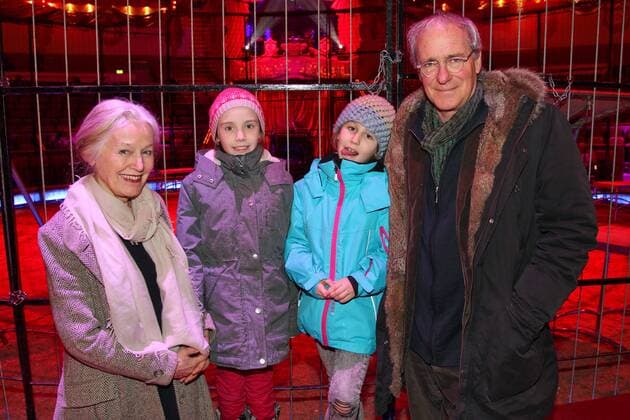 August Zirner mit Ehefrau Katalin Zsigmondy und Ihren Enkelkinder Fleur und Audrey, Circus Krone Maerz Premiere in Muenchen am 01.03.2017