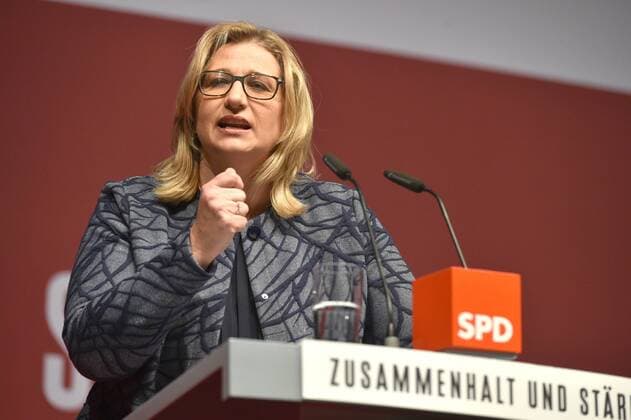 Die saarländische SPD feiert ihren Politischen Aschermittwoch am Mittwoch (01.03.2017) in der Niedtalhalle in Siersburg. Im Bild: Anke Rehlinger, Ministerin für Wirtschaft, Arbeit, Energie und Verkehr, bei ihrer Rede.