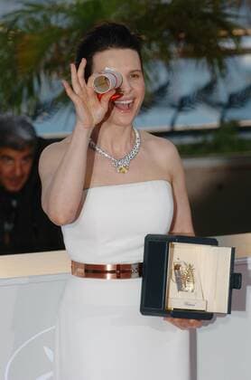 May 23, 2010 - Cannes, France - Actress JULIETTE BINOCHE poses with her Best Actress award for her role in Certified Copy ( Copie Conforme ) at the Palme d Or Award photocall held at the Palais des Festivals during the 63rd Annual Cannes Film Festival in France. - ZUMAi09_ 20100523_clb_i09_058 Copyright: xFredericxInjimbertx