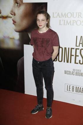 Solene Rigot CELEBRITES : Vor Filmpremiere Premiere La Confession - Paris - 02 03 2017 GwendolineLeGoff Panoramic 