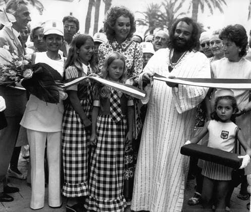 Jul. 24, 1972 - Here is the Greek singer Demis Roussos with comedian David Niven s wife and children, Fiona and Kristinia. - ZUMAk09_ 19720724_baf_k09_005 Copyright: xKeystonexPressxAgencyx