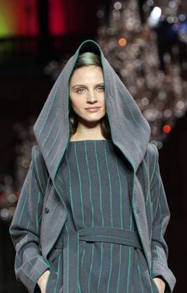 A model takes to the catwalk during the presentation of Issey Miyake s show as part of the Fall-Winter 2017-18 Paris Fashion Week on March 3, 2017.  PAR20170303105 MAYAxVIDON-WHITE