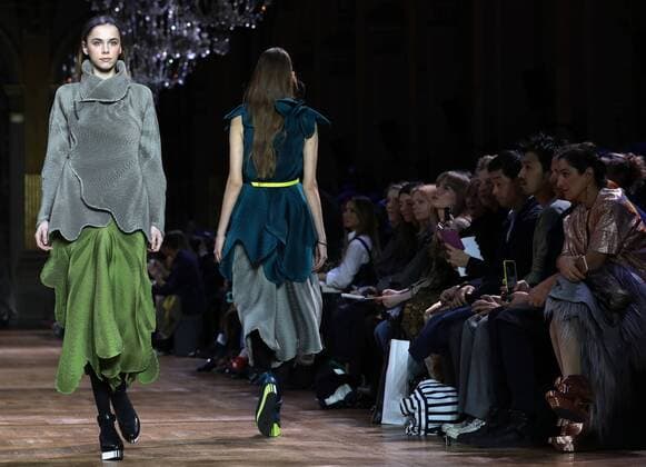 A model takes to the catwalk during the presentation of Issey Miyake s show as part of the Fall-Winter 2017-18 Paris Fashion Week on March 3, 2017.  PAR20170303118 MAYAxVIDON-WHITE