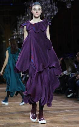 Bilder des Tages A model takes to the catwalk during the presentation of Issey Miyake s show as part of the Fall-Winter 2017-18 Paris Fashion Week on March 3, 2017.  PAR20170303123 MAYAxVIDON-WHITE