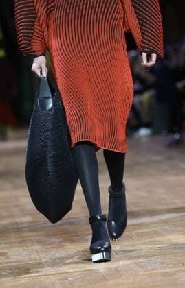 A model takes to the catwalk during the presentation of Issey Miyake s show as part of the Fall-Winter 2017-18 Paris Fashion Week on March 3, 2017.  PAR20170303114 MAYAxVIDON-WHITE