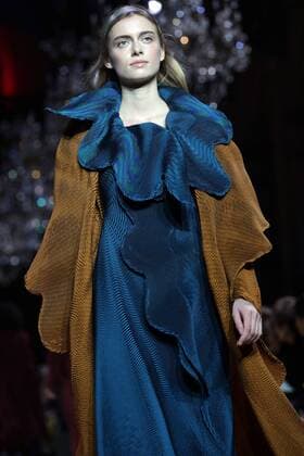 A model takes to the catwalk during the presentation of Issey Miyake s show as part of the Fall-Winter 2017-18 Paris Fashion Week on March 3, 2017.  PAR20170303120 MAYAxVIDON-WHITE