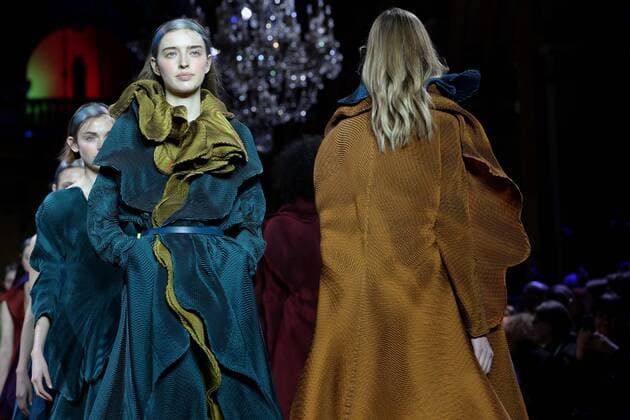A model takes to the catwalk during the presentation of Issey Miyake s show as part of the Fall-Winter 2017-18 Paris Fashion Week on March 3, 2017.  PAR20170303125 MAYAxVIDON-WHITE