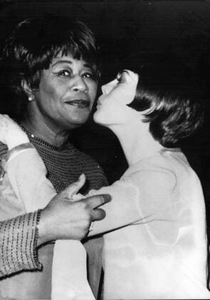Jan. 25, 1967 - Ella Fitzgerald is pictured here getting a peck on the cheek from French superstar Mireille Mathieu. Both were the major stars at the Bal pare in Hotel Bayerischer Hof. - ZUMAk09_ 19670125_baf_k09_001 Copyright: xKeystonexPressxAgencyx