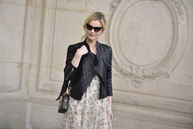 216031 Valentin Paoli Starface 2017-03-03 Paris France Paris Fashion Week. Defile PAP Automne-hiver 2017 DIOR. Arrivees. Paris Fashion Week. Arrivals at Dior Show. Herzigova, Eva  Copyright: xValentinxPaolix xStarfacex STAR_216031_123