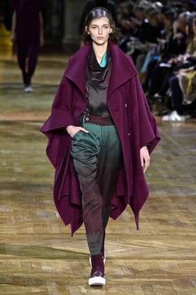 A model presents a creation of Issey Miyake during the Women s Ready-to-Wear Fall Winter 2017 2018 fashion week in Paris, France, on March 3, 2017.)(yy) FRANCE-PARIS-FASHION WEEK-ISSEY MIYAKE PieroxBiasion 