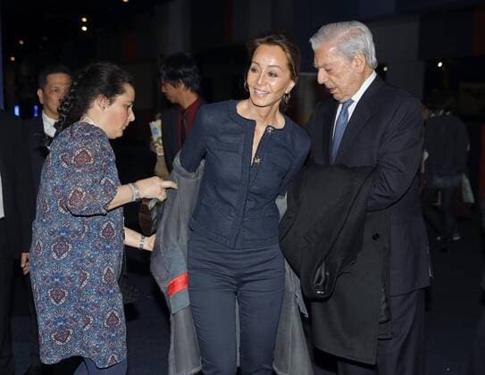 Peruvian Nobel Literature Prize laureate Mario Vargas Llosa (R) and his partner Isabel Preysler (C) arrive to the premiere of the film Ignacio de Loyola in Madrid, Spain, 04 March 2017. PREMIERE OF THE FILM IGNACIO DE LOYOLA !ACHTUNG: NUR REDAKTIONELLE NUTZUNG!  Copyright: xJUANJOxMARTINx GRA428 20170304-636242677506733556
