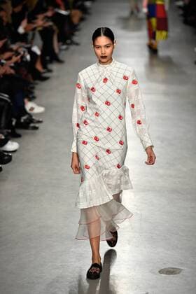 (170304) -- PARIS, March 4, 2017 -- A model presents a creation of Rahul Mishra during the Women s Ready-to-Wear Fall Winter 2017 2018 fashion week in Paris, France, on March 4, 2017. ) FRANCE-PARIS-FASHION WEEK-RAHUL MISHRA ChenxYichen 