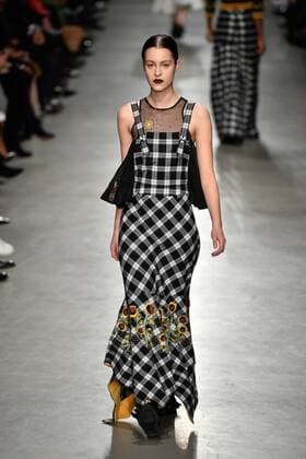 (170304) -- PARIS, March 4, 2017 -- A model presents a creation of Rahul Mishra during the Women s Ready-to-Wear Fall Winter 2017 2018 fashion week in Paris, France, on March 4, 2017. ) FRANCE-PARIS-FASHION WEEK-RAHUL MISHRA ChenxYichen 