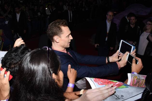 March 4, 2017 - Mexico City, Mexico - Actor Tom Hiddleston is seen take a selfie with the fans during the red carpet film premiere of Kong: Skull Island at Cinepolis Oasis on March 04, 2017 in Mexico City, Mexico Mexico City Mexico  - ZUMAn230 20170304_zaa_n230_768 Copyright: xCarlosxTischlerx