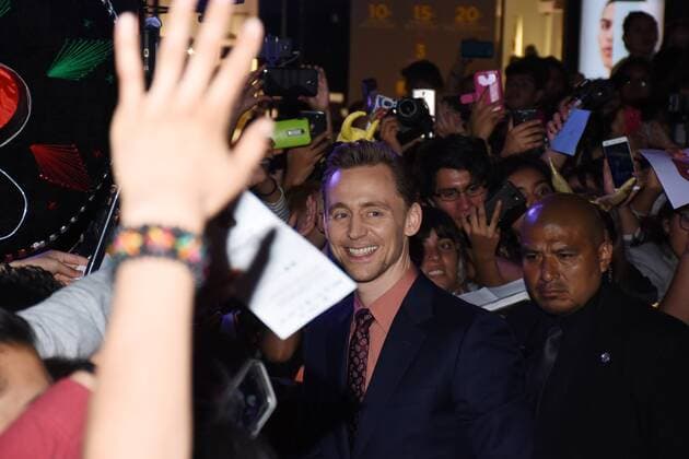 March 4, 2017 - Mexico City, Mexico - Actor Tom Hiddleston is seen signing autographs to the fans during the red carpet film premiere of Kong: Skull Island at Cinepolis Oasis on March 04, 2017 in Mexico City, Mexico Mexico City Mexico  - ZUMAn230 20170304_zaa_n230_777 Copyright: xCarlosxTischlerx