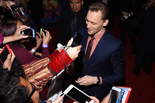 March 4, 2017 - Mexico City, Mexico - Actor Tom Hiddleston is seen signing autographs to the fans during the red carpet film premiere of Kong: Skull Island at Cinepolis Oasis on March 04, 2017 in Mexico City, Mexico Mexico City Mexico  - ZUMAn230 20170304_zaa_n230_780 Copyright: xCarlosxTischlerx