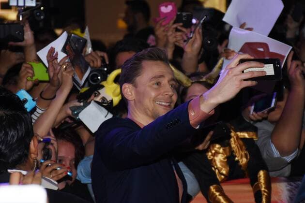 March 4, 2017 - Mexico City, Mexico - Actor Tom Hiddleston is seen take a selfie with the fans during the red carpet film premiere of Kong: Skull Island at Cinepolis Oasis on March 04, 2017 in Mexico City, Mexico Mexico City Mexico  - ZUMAn230 20170304_zaa_n230_782 Copyright: xCarlosxTischlerx