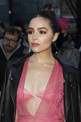 Olivia Culpo CELEBRITES : Defile John Galliano - Pret a Porter Automne Hiver - 05 03 2017 GwendolineLeGoff Panoramic 