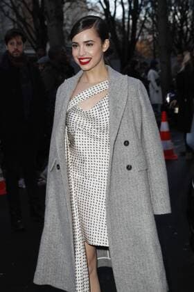 Sofia Carson CELEBRITES : Defile John Galliano - Pret a Porter Automne Hiver - 05 03 2017 GwendolineLeGoff Panoramic 