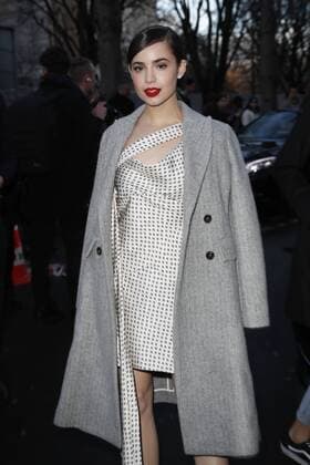 Sofia Carson CELEBRITES : Defile John Galliano - Pret a Porter Automne Hiver - 05 03 2017 GwendolineLeGoff Panoramic 