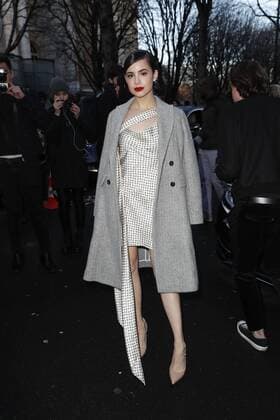 Sofia Carson CELEBRITES : Defile John Galliano - Pret a Porter Automne Hiver - 05 03 2017 GwendolineLeGoff Panoramic 