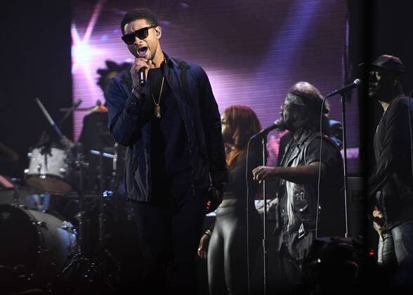 March 5, 2017 - Okeechobee, FL, USA - Usher sings with The Roots at the 2017 Okeechobee Music and Arts Festival, featuring four days of rock, independent, hip-hop and electronic dance music. In addition to concerts, the event offers art, workshops, yoga, craft foods and a variety of camping options. Okeechobee USA - ZUMAm67_ 20170305_zaf_m67_019 Copyright: xJimxRassolx