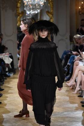 PARIS, March 5, 2017 -- Models present creations of John Galliano during the Women s Ready-to-Wear Fall Winter 2017 2018 fashion week in Paris, France, on March 5, 2017. ) (hy) FRANCE-PARIS-FASHION WEEK-JOHN GALLIANO PieroxBiasion 