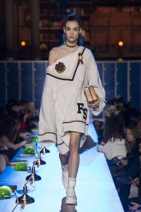 216125 Marineau Starface 2017-03-06 Paris France Paris Fashion Week. Defile PAP automne-hiver. Fenty x Puma by Rihanna. Fenty x Puma by Rihanna autumn winter 2017. Fenty x Puma by Rihanna, autumn-winter 2017 Paris, France Editorial use only _sans_perso  Copyright: xMarineaux STAR_216125_035