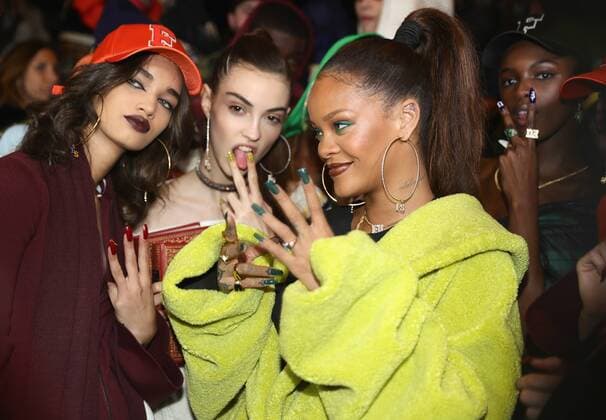216127 Fenty x Puma Starface 2017-03-06 Paris France Paris Fashion Week. Defile PAP Automne-hiver 2017. FENTY x PUMA by Rihanna. PARIS, FRANCE - MARCH 06: Rihanna pose backstage with models before FENTY PUMA by Rihanna Fall Winter 2017 Collection at Bibliotheque Nationale de France on March 6, 2017 in Paris, France. (Photo by Vittorio Zunino Celotto Getty Images for Fenty Puma ) Local Caption Rihanna Fenty, Robyn Rihanna ( Rihanna )  Copyright: xFentyxxxPumax xStarfacex STAR_216127_004