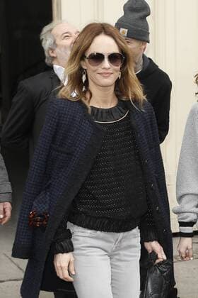 Vanessa Paradis CELEBRITIES : Ankunft zur Chanel Modenschau - Pret a Porter Automne Hiver - 07 03 2017 GwendolineLeGoff Panoramic 