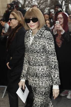 Anna Wintour CELEBRITIES : Ankunft zur Chanel Modenschau - Pret a Porter Automne Hiver - 07 03 2017 GwendolineLeGoff Panoramic 