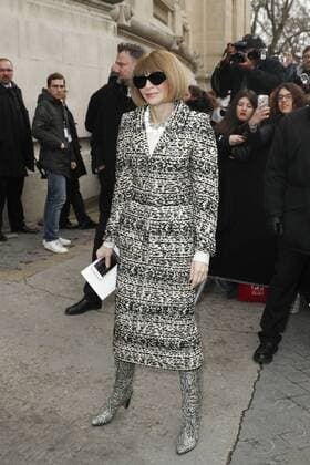 Anna Wintour CELEBRITIES : Ankunft zur Chanel Modenschau - Pret a Porter Automne Hiver - 07 03 2017 GwendolineLeGoff Panoramic 
