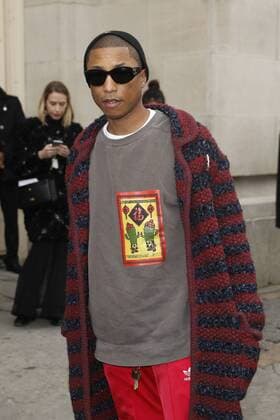 Pharell Williams CELEBRITIES : Ankunft zur Chanel Modenschau - Pret a Porter Automne Hiver - 07 03 2017 GwendolineLeGoff Panoramic 
